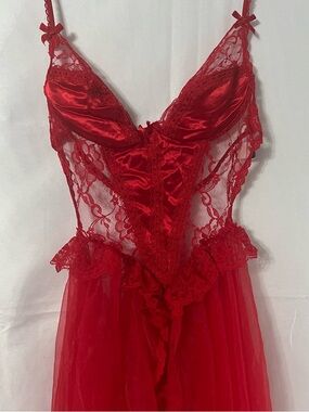 Red Lace Satin Women's Nightgown Elegant Intimates Vtg Fredericks of Hollywood